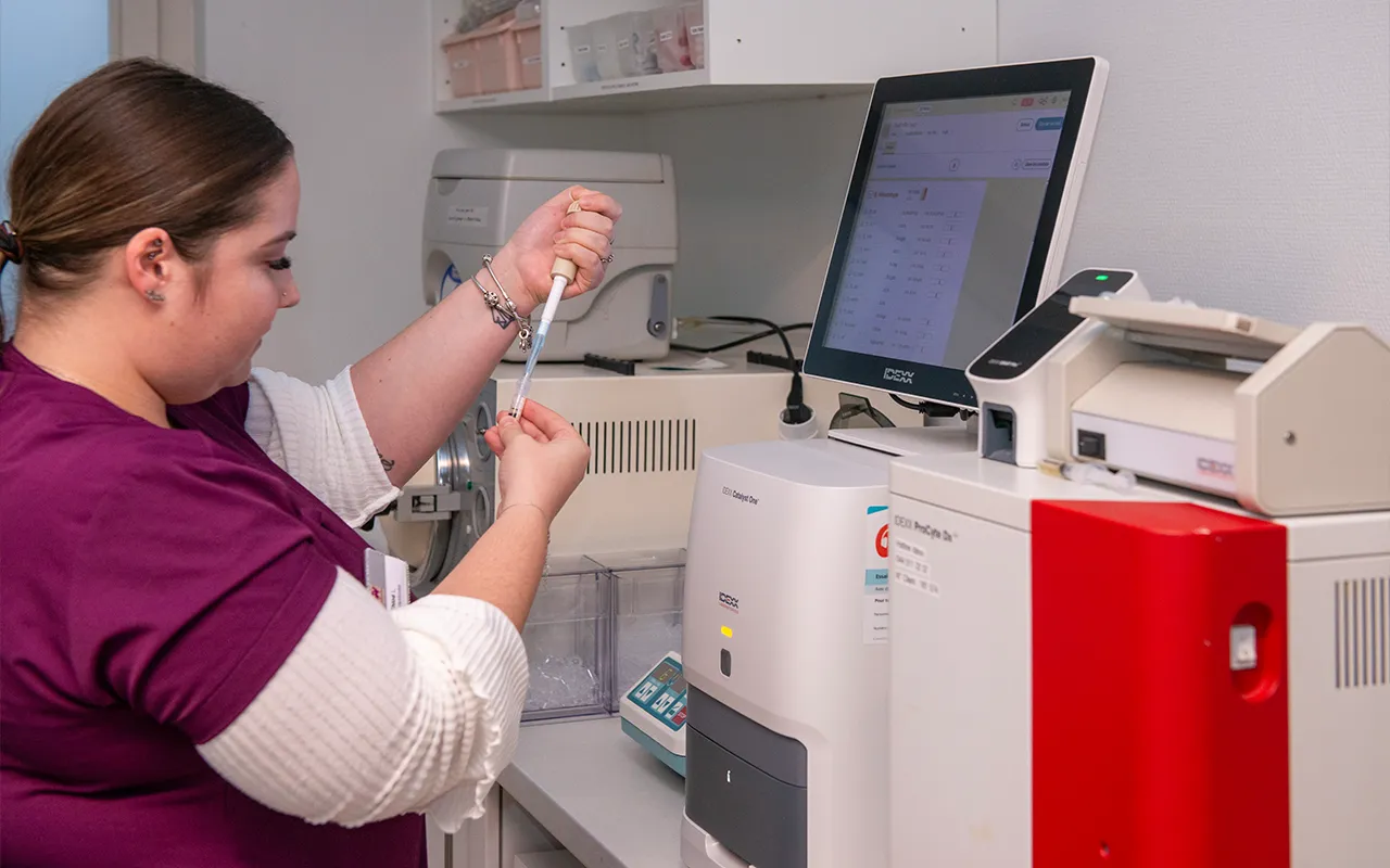 Laboratoire-interne-veterinaire-veterinaire-arche-en-ville-cabinet-veterinaire-vevey-home